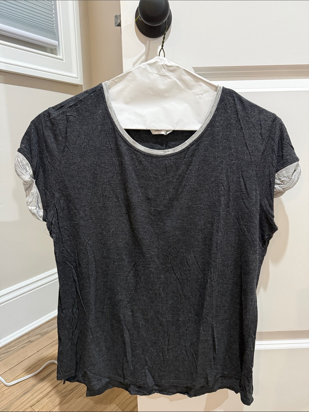 Vince Tshirt with double color cuff